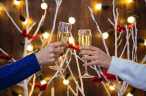 Nazdravljanje čašama šampanjca u novogodišnjoj noći