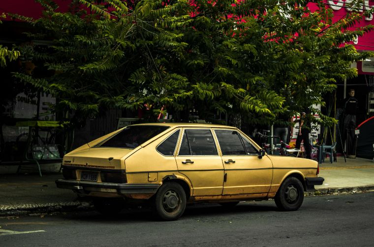 Parkiran žuti automobil na ulici