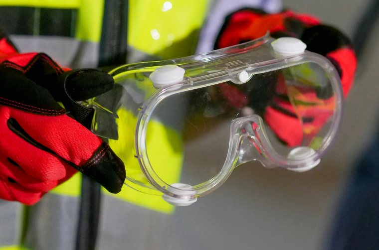 Osoba drži zaštitne naočare