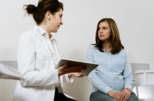 Žena razgovara sa doktorkom