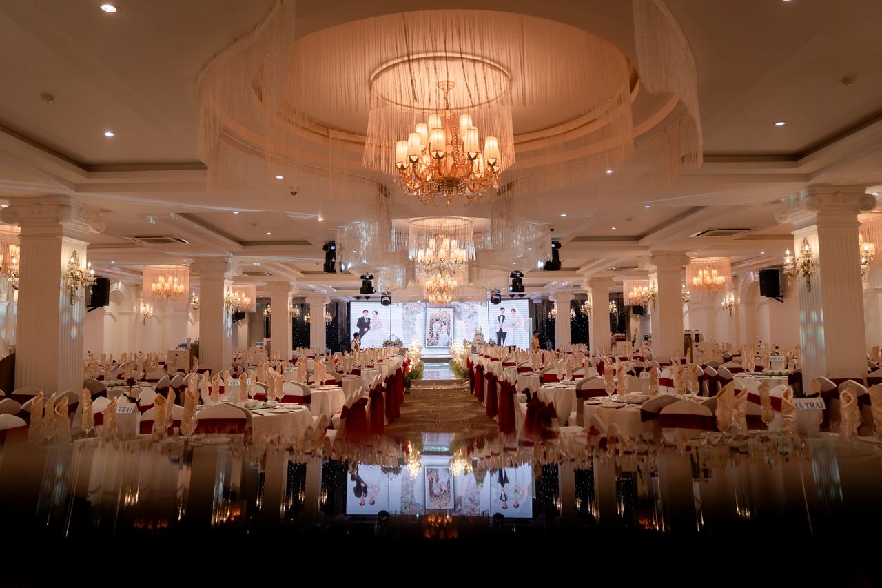Sala za venčanje sa velikim stolovima i lusterima